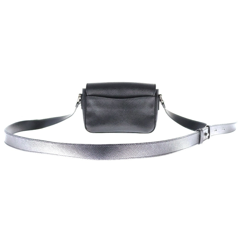 PRADA(プラダ) Saffiano Leather Shoulder Bag サンカクロゴプレート レザーショルダーバッグ ブラック 2VD065 2FAD F0002