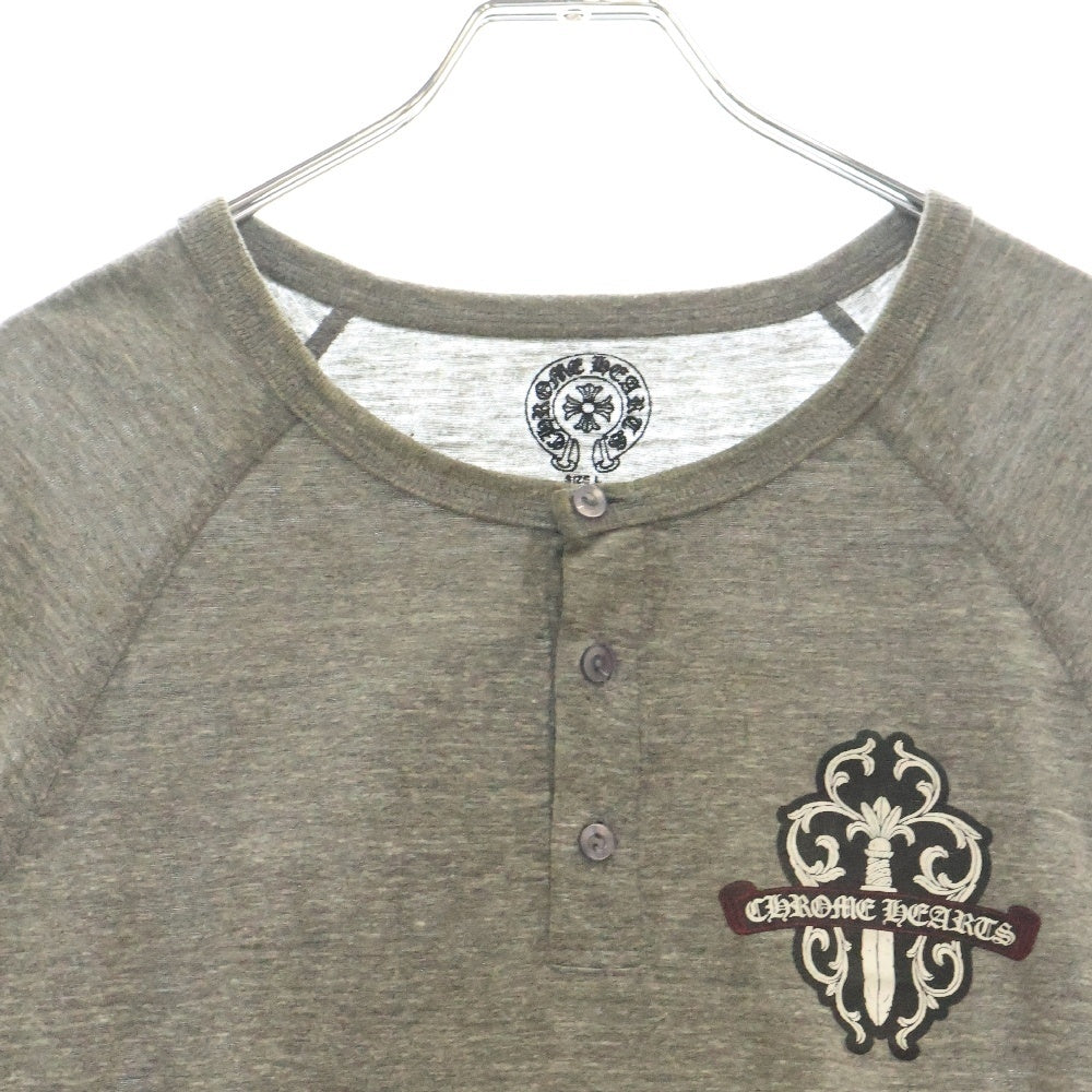 CHROME HEARTS(クロムハーツ) ヴァインダガー バックプリント ヘンリーネックカットソー 5分袖Tシャツ グレー