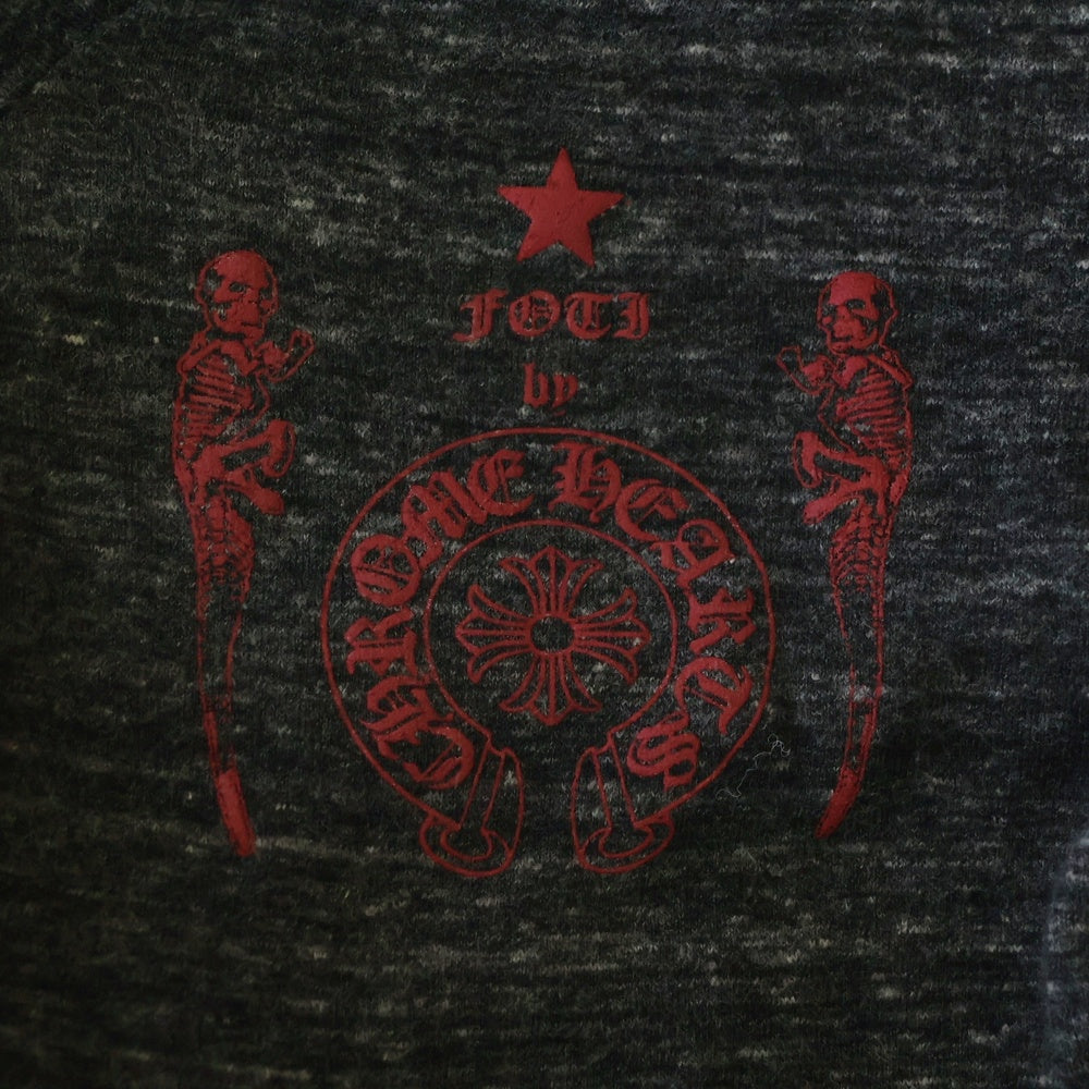 CHROME HEARTS(クロムハーツ) FOTI MISS LERLENE フォティ ミスラーレン バックプリント 半袖Tシャツ Vネックカットソー グレー/レッド