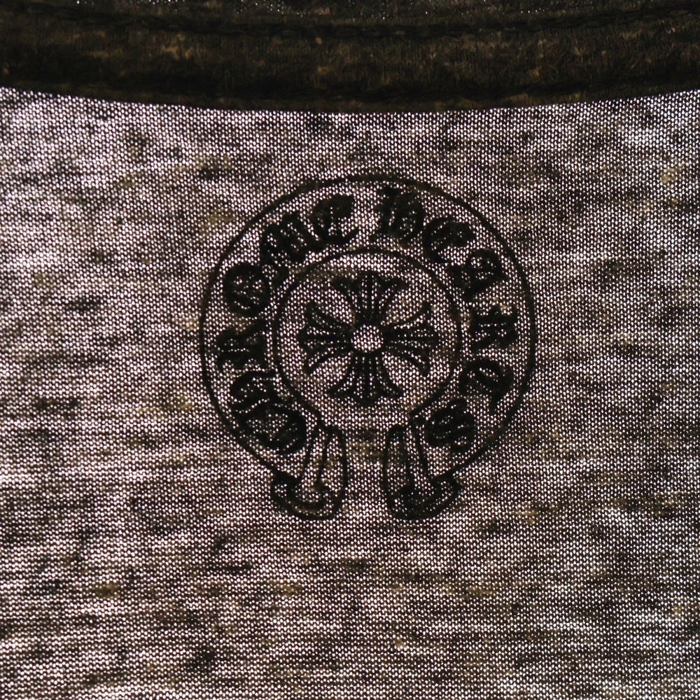 CHROME HEARTS(クロムハーツ) FOTI MISS LERLENE フォティ ミスラーレン バックプリント 半袖Tシャツ Vネックカットソー グレー/レッド