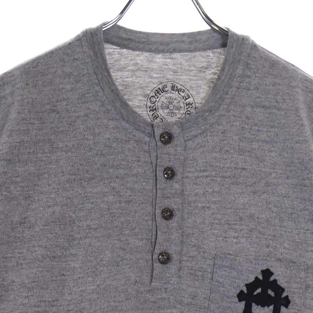 CHROME HEARTS(クロムハーツ) BSフレア ボタン セメタリークロスパッチ ヘンリーネック 半袖Tシャツ グレー