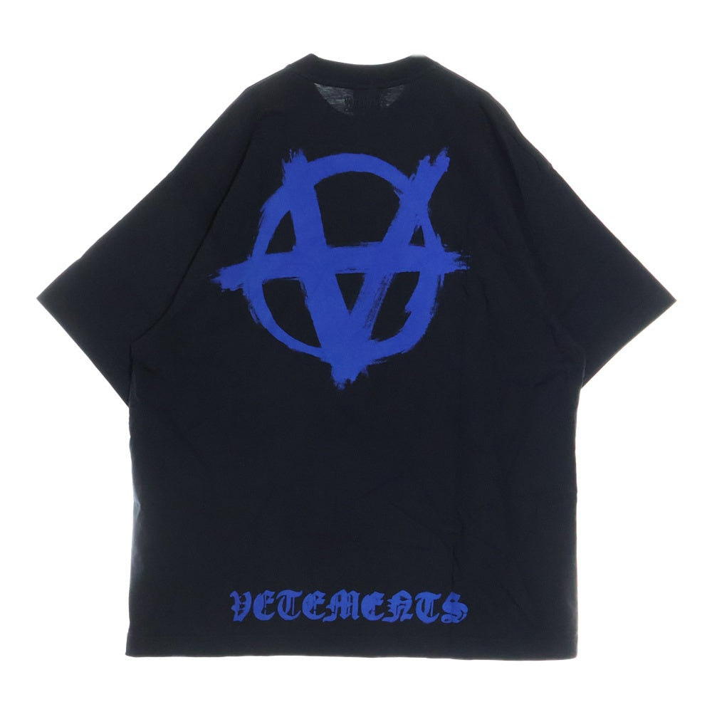 VETEMENTS(ヴェトモン) 24SS ANARCHY アナーキープリント 半袖Tシャツ クルーネックカットソー ブラック UE64TR990BN