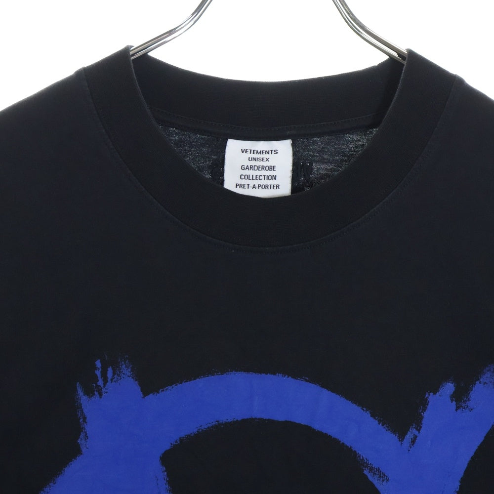 VETEMENTS(ヴェトモン) 24SS ANARCHY アナーキープリント 半袖Tシャツ クルーネックカットソー ブラック UE64TR990BN