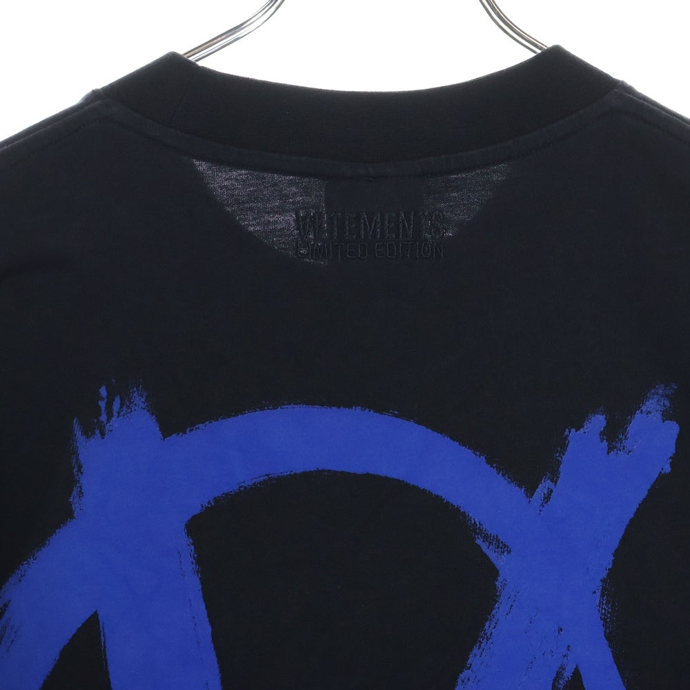 VETEMENTS(ヴェトモン) 24SS ANARCHY アナーキープリント 半袖Tシャツ クルーネックカットソー ブラック UE64TR990BN