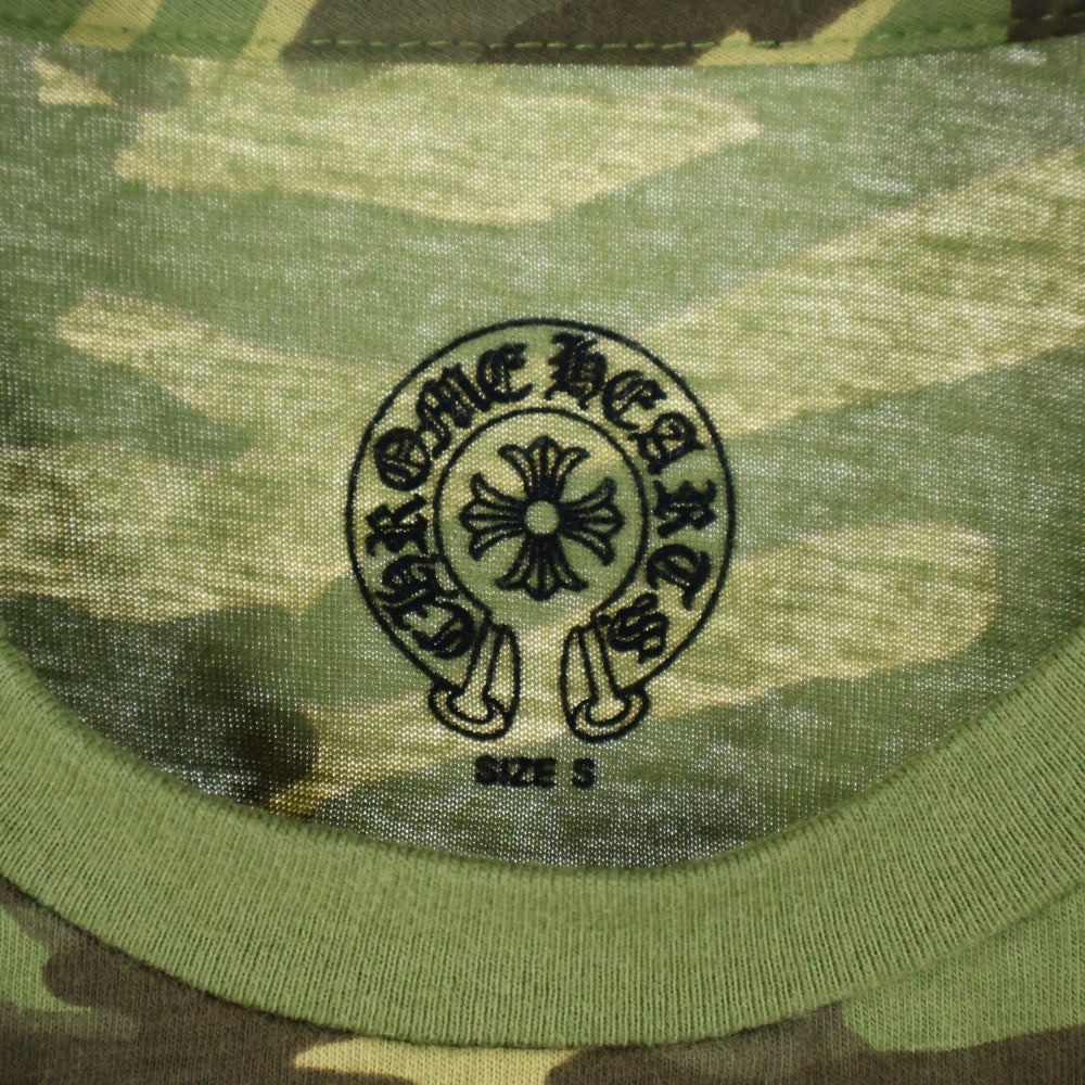 CHROME HEARTS(クロムハーツ) フロントスクロールラベルプリント カモ柄 クルーネック 半袖Tシャツ カーキ