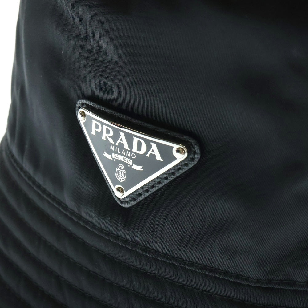 PRADA(プラダ) 三角プレート Re-Nylon リナイロンバケットハット ブラック 2HC137 2DMI