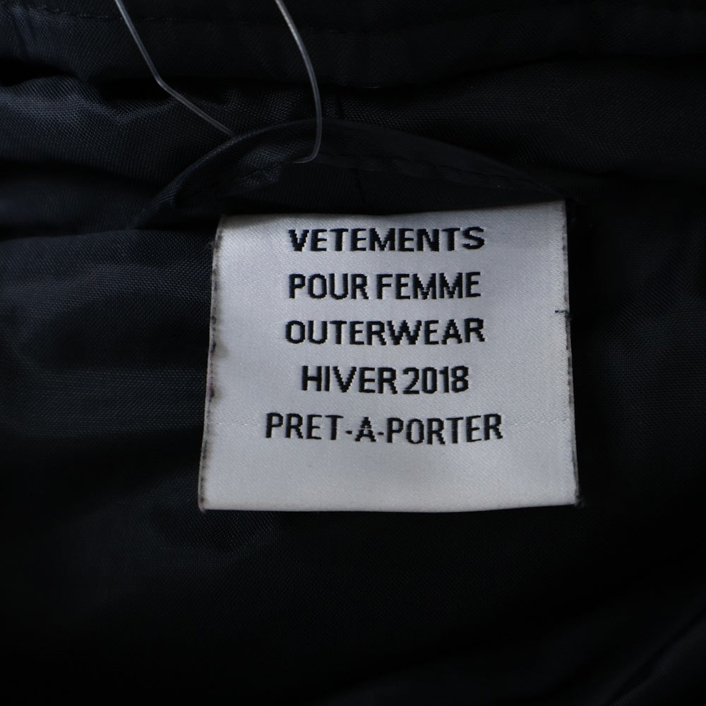 VETEMENTS(ヴェトモン) レイヤードデザイン フロントプリント ダウンジャケット ブラック WAH18JA10