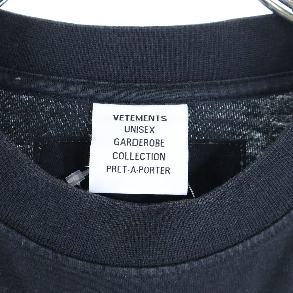 VETEMENTS(ヴェトモン) LOGO PATCH T-SHIRT ロゴ パッチ プリント Tシャツ 半袖 クルーネック オーバーサイズ UE51TR540B ブラック