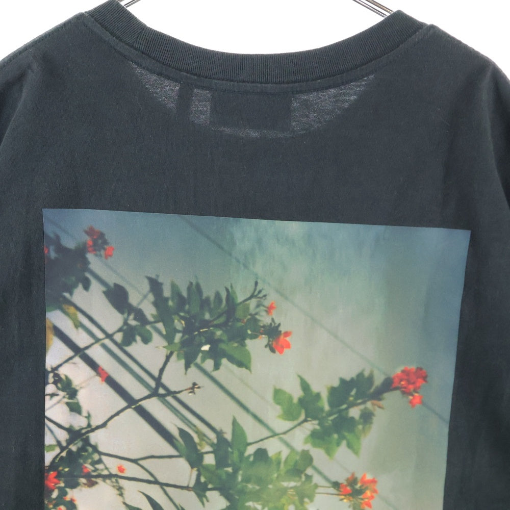 ESSENTIALS FEAR OF GOD(エッセンシャル フィアオブゴッド) FLOWER PHOTO バックプリント クルーネック 半袖Tシャツ ブラック
