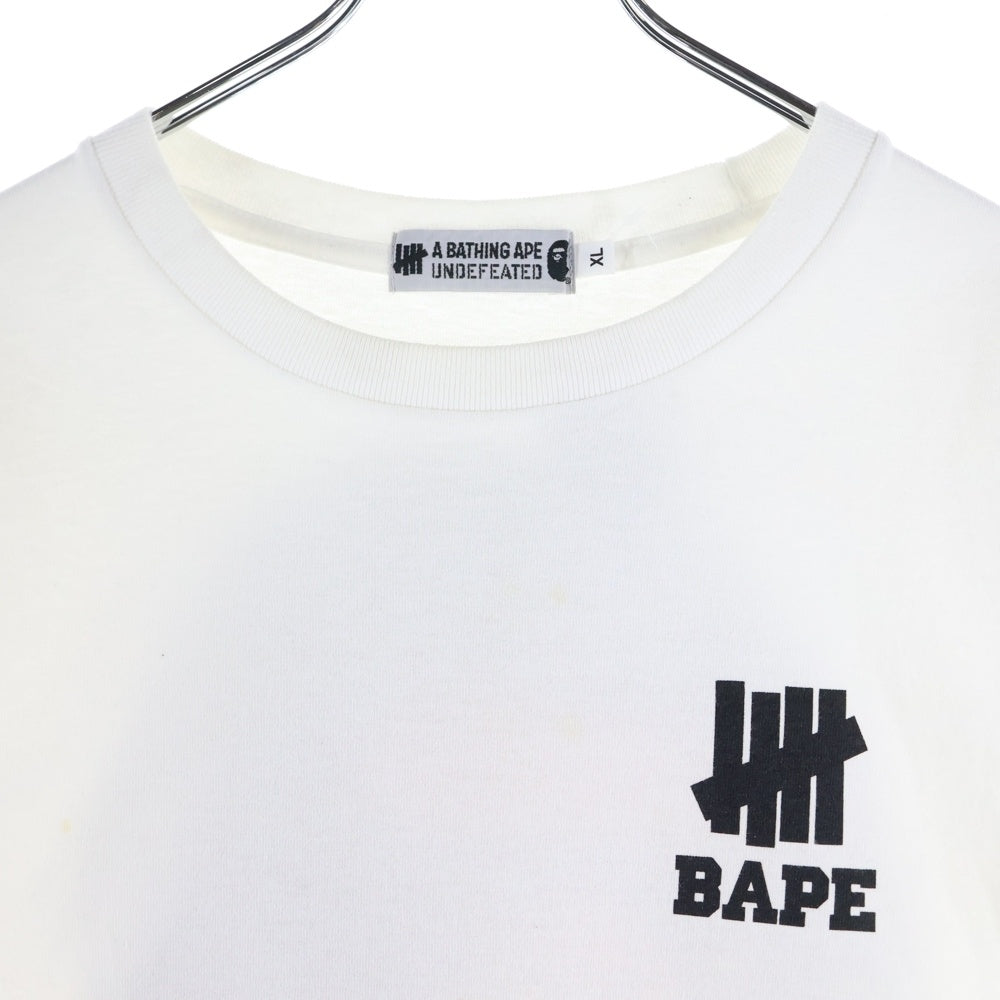 A BATHING APE(アベイシングエイプ) ×UNDEFEATED バックプリント ロゴプリント エイプヘッド ホワイト 001TEG731906X