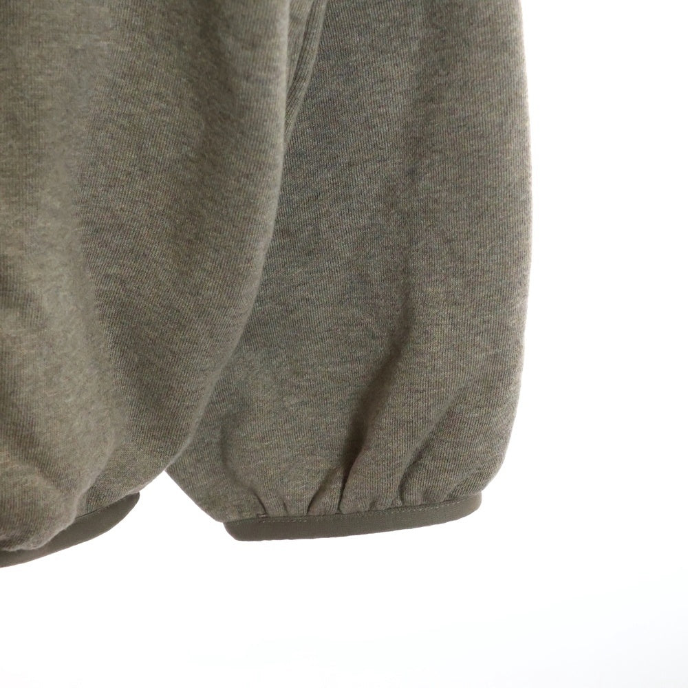 ESSENTIALS FEAR OF GOD(エッセンシャル フィアオブゴッド) フロントブラックラバーロゴ プルオーバーパーカー ベージュ