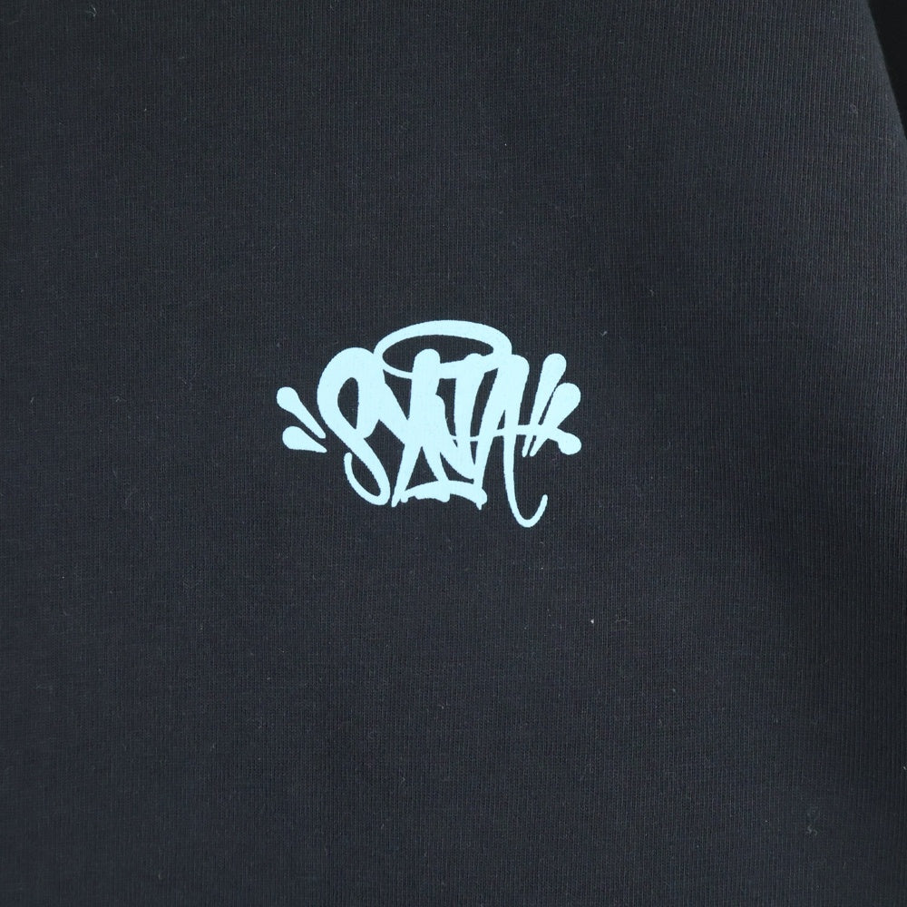 SYNA WORLD(シナ ワールド) 胸ロゴ バックプリント クルーネック長袖Tシャツ ロングスリーブカットソー ブラック