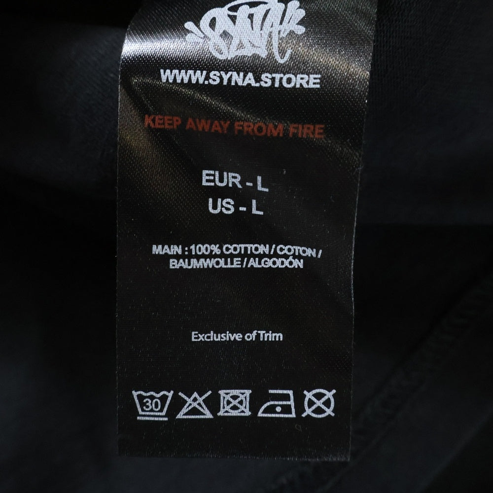 SYNA WORLD(シナ ワールド) 胸ロゴ バックプリント クルーネック長袖T