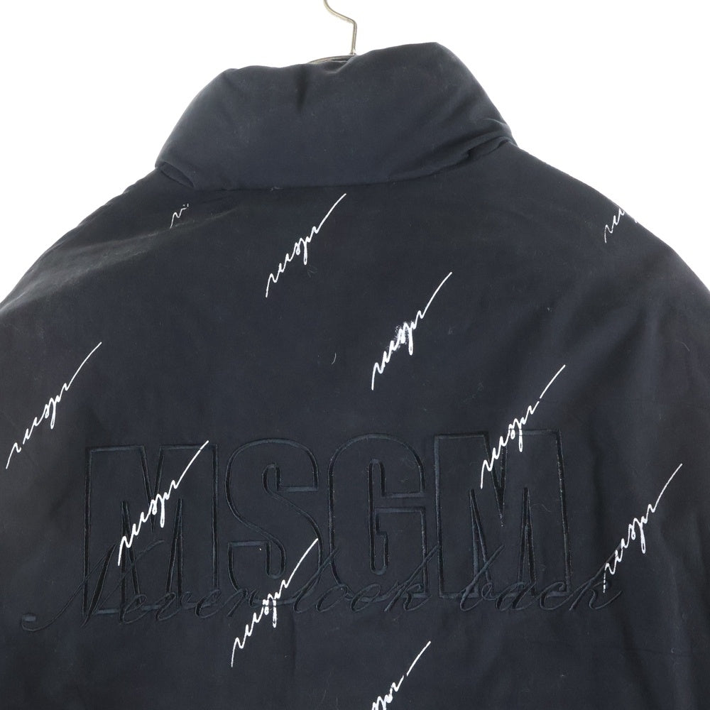 MSGM(エムエスジーエム) 総柄 ロゴ刺繍 ダウンジャケット ドローコード ブラック 3740MH02237703