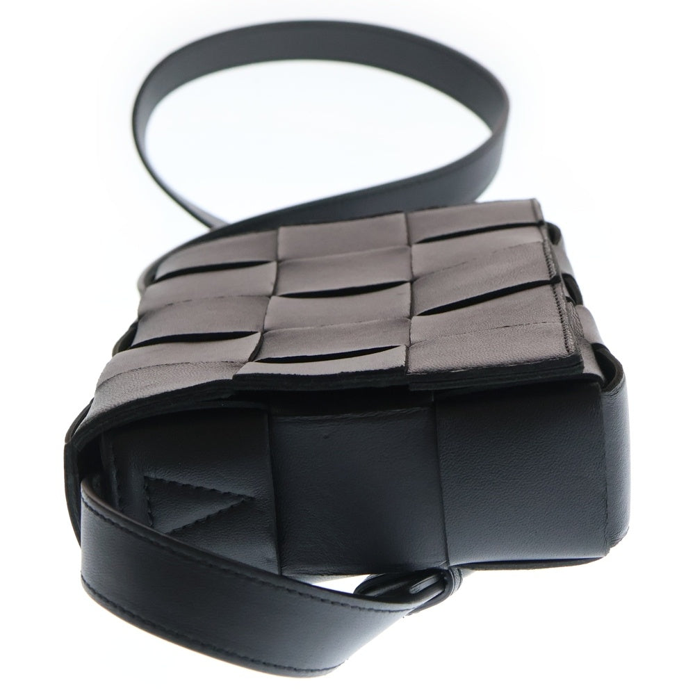 BOTTEGA VENETA(ボッテガヴェネタ) CASSETTE カセットショルダーバッグ イントレチャート ブラック レディース