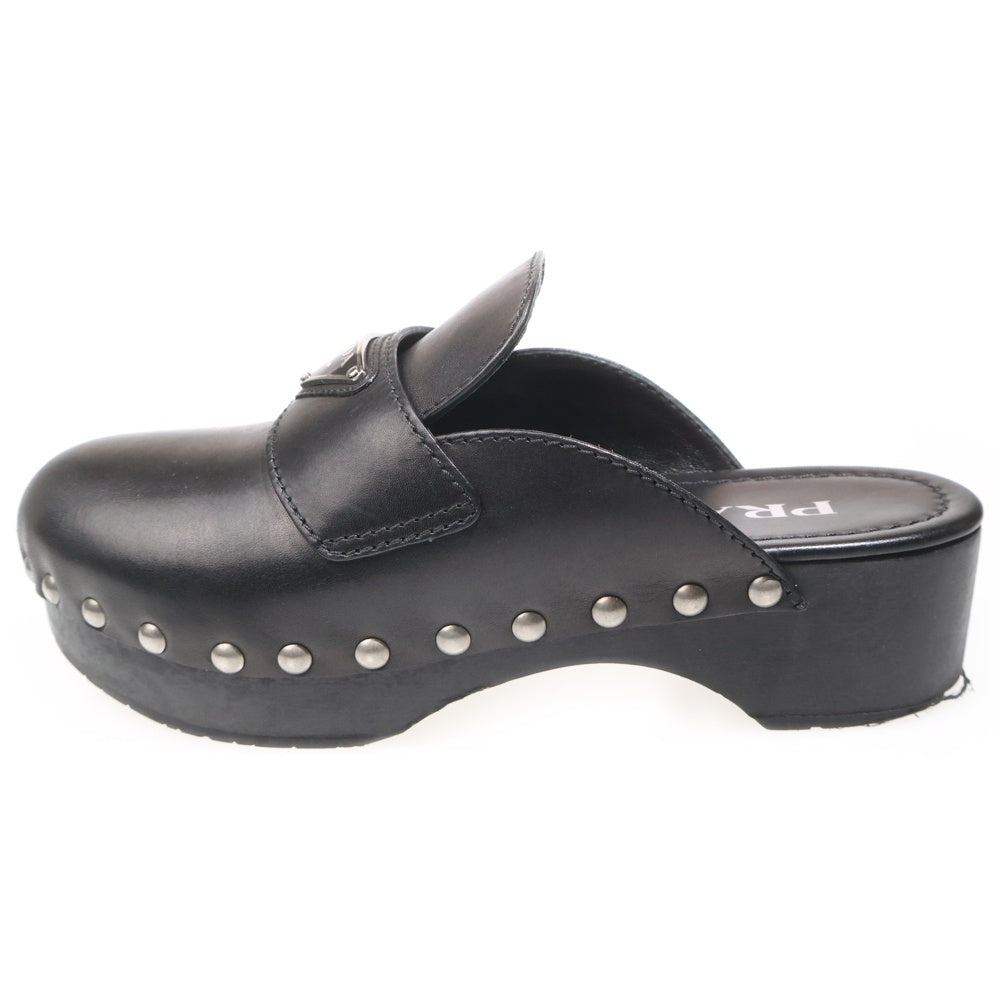 PRADA(プラダ) トライアングルロゴプレート付き レザークロッグ サボサンダル ブラック レディース