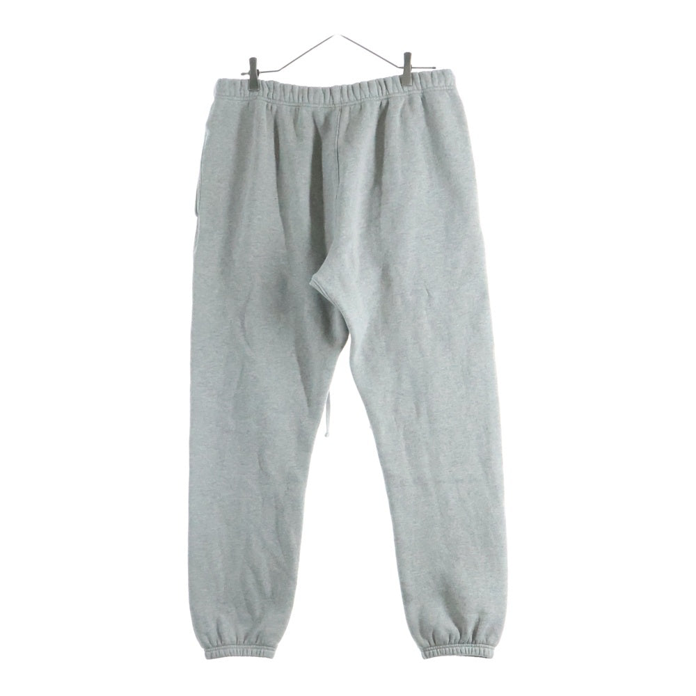 FEAR OF GOD ESSENTIALS(フィアオブゴッド エッセンシャルズ) フロントロゴラバーワッペン付 スウェットパンツ グレー
