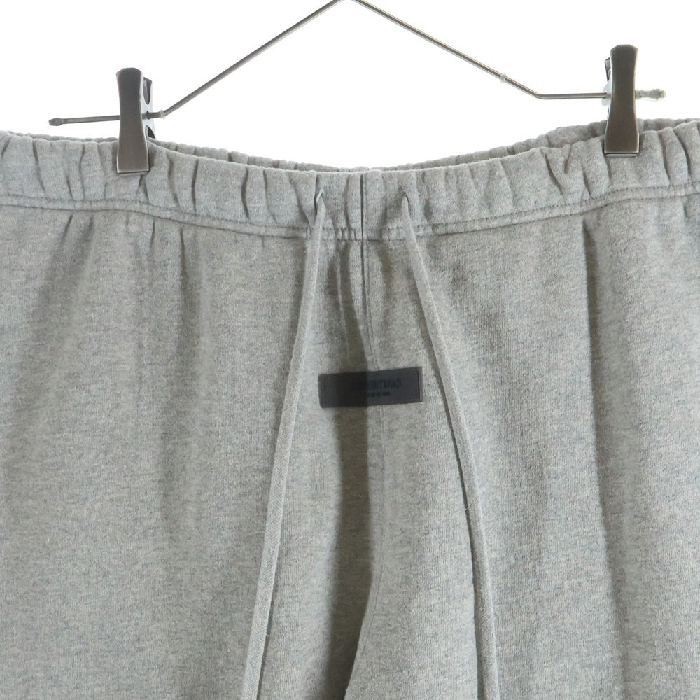 FEAR OF GOD ESSENTIALS(フィアオブゴッド エッセンシャルズ) フロントロゴラバーワッペン付 スウェットパンツ グレー