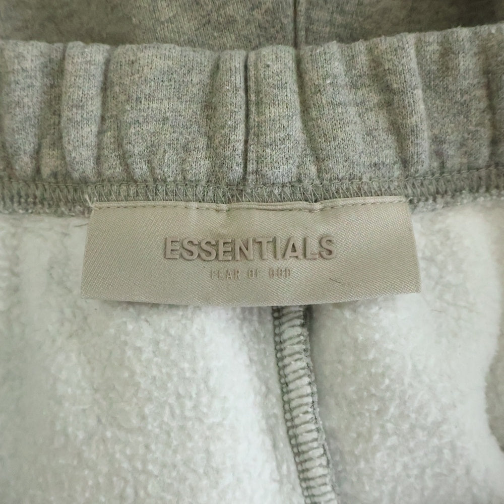 FEAR OF GOD ESSENTIALS(フィアオブゴッド エッセンシャルズ) フロントロゴラバーワッペン付 スウェットパンツ グレー