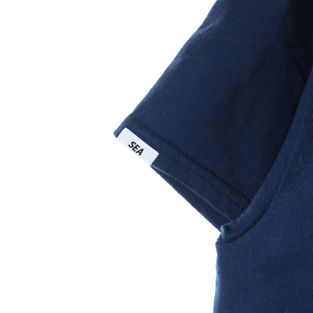WIND AND SEA(ウィンダンシー) 19SS ×SATURDAYS SURF NYC サタデーズサーフ フロントロゴプリント半袖Tシャツ クルーネックカットソー ネイビー WDS-SAT-MS-03