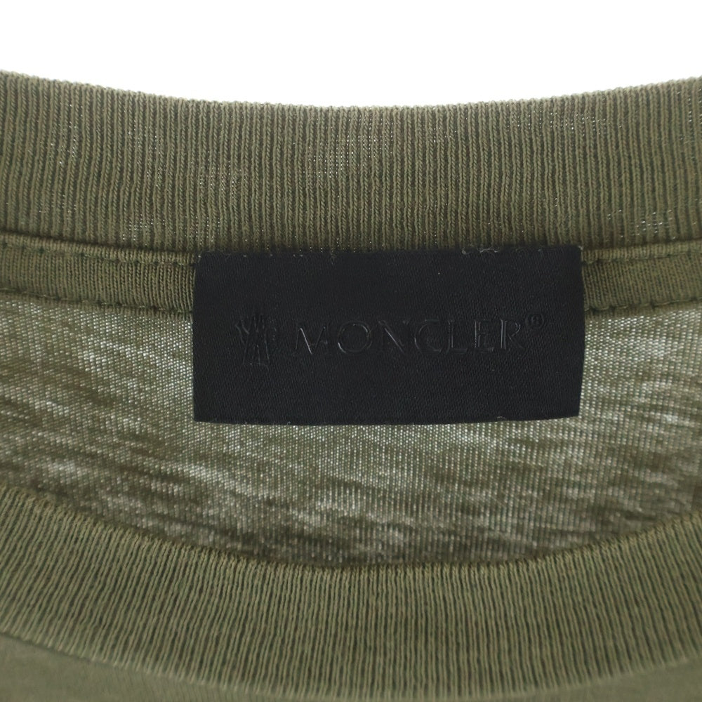MONCLER(モンクレール) MAGLIA MANICA LUNGA フロントプリントデザイン 袖ロゴワッペン ロングスリーブカットソー 長袖Tシャツ カーキ I20918D00009 89A17