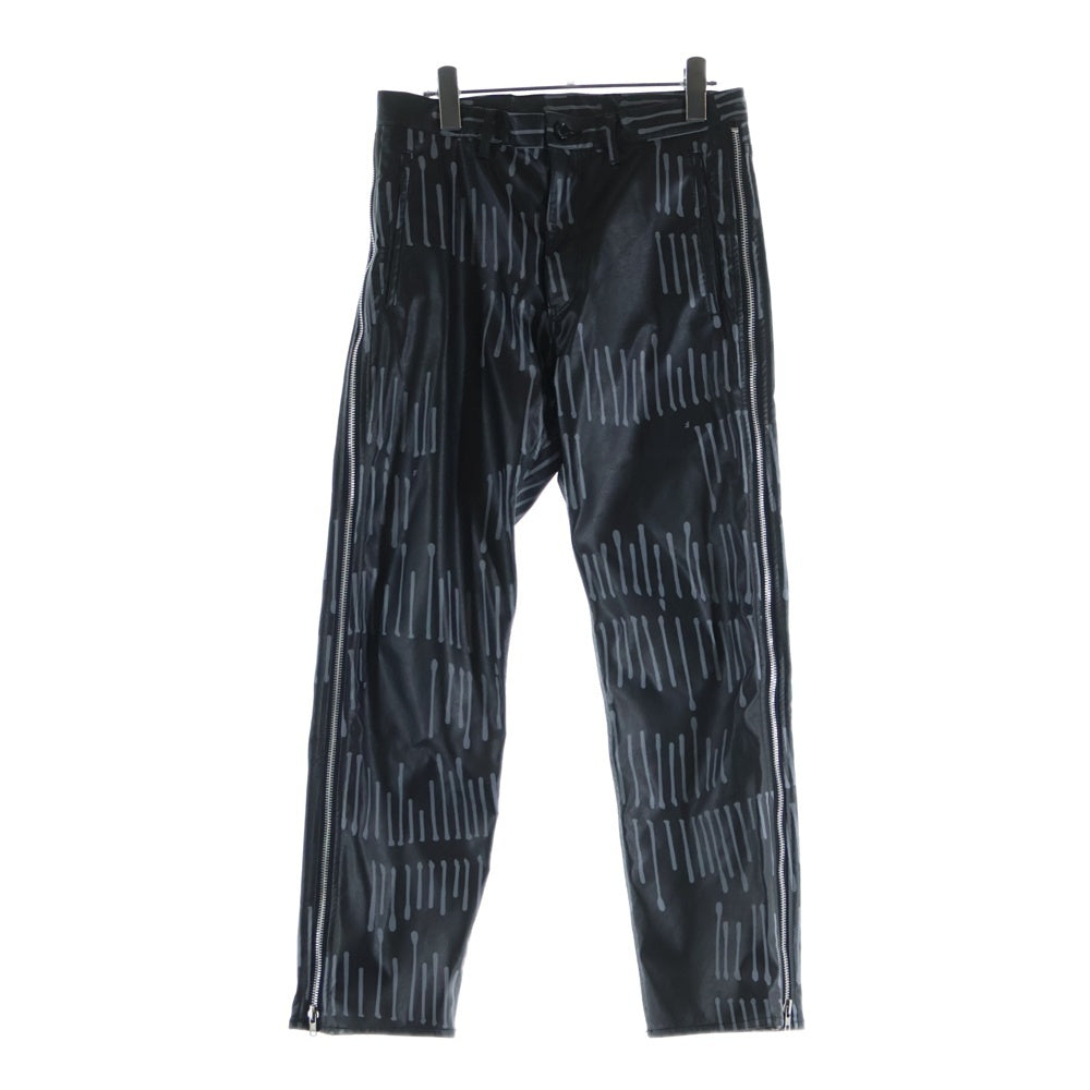 BLACK COMME des GARCONS(ブラックコムデギャルソン) 25AW 総柄 シンセティックレザー サイドジップ ストレートパンツ ブラック 1P-P003