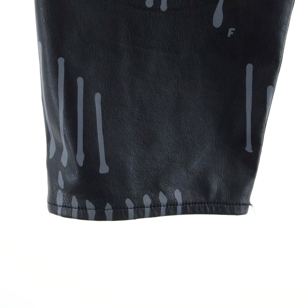 BLACK COMME des GARCONS(ブラックコムデギャルソン) 25AW 総柄 シンセティックレザー サイドジップ ストレートパンツ ブラック 1P-P003