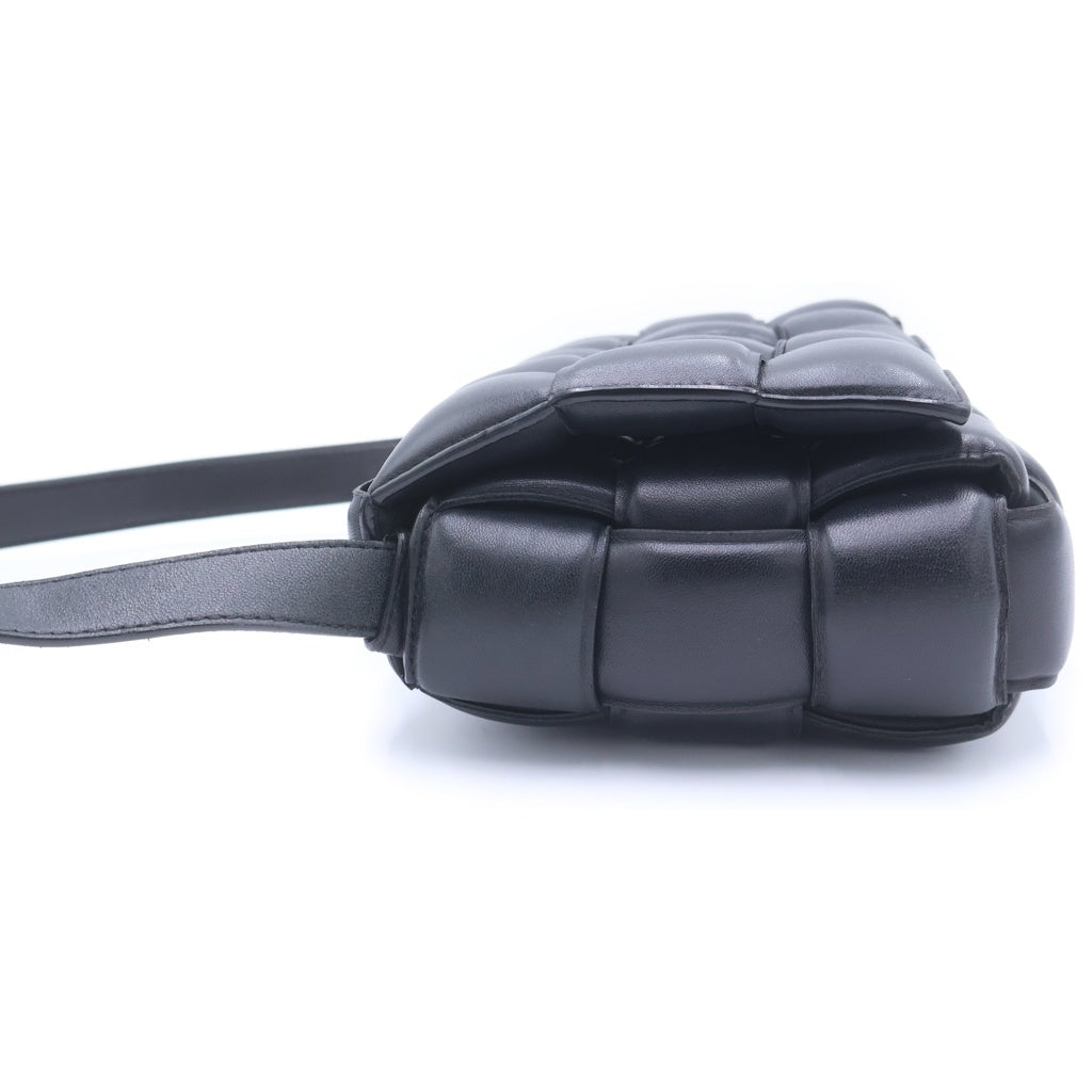 BOTTEGA VENETA(ボッテガヴェネタ) マキシイントレチャート パデット カセット レザーショルダーバッグ ブラック シルバー金具 レディース