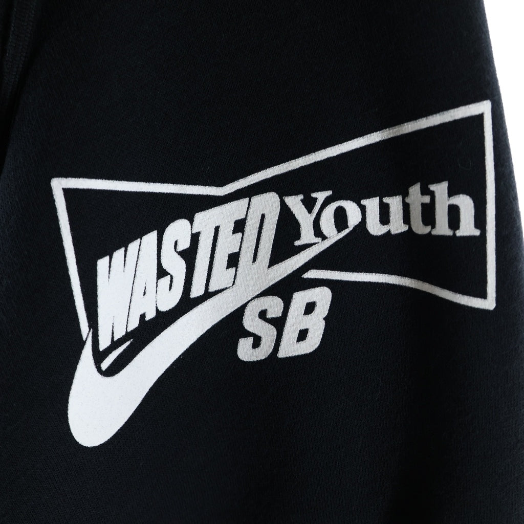 NIKE SB(ナイキエスビー) ×Wasted Youth ウェイステッドユース フロントロゴプリント プルオーバーパーカー フーディー ブラック CW5615-010