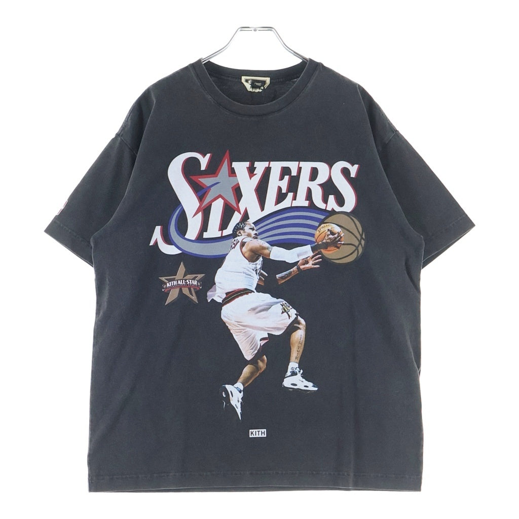 KITH(キス) ×NBA ALL-STAR フィラデルフィアセブンティシクサーズアレンアイバーソン フロントプリント クルーネック 半袖Tシャツ ブラック 26-073-060-0056-1-0