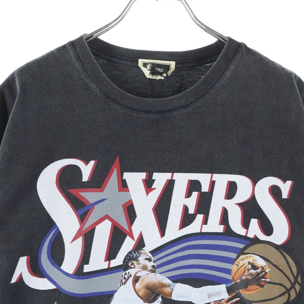 KITH(キス) ×NBA ALL-STAR フィラデルフィアセブンティシクサーズアレンアイバーソン フロントプリント クルーネック 半袖Tシャツ ブラック 26-073-060-0056-1-0
