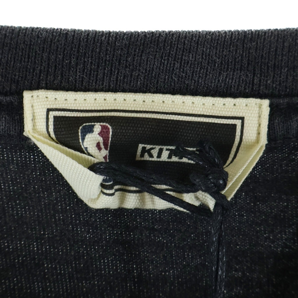 KITH(キス) ×NBA ALL-STAR フィラデルフィアセブンティシクサーズアレンアイバーソン フロントプリント クルーネック 半袖Tシャツ ブラック 26-073-060-0056-1-0