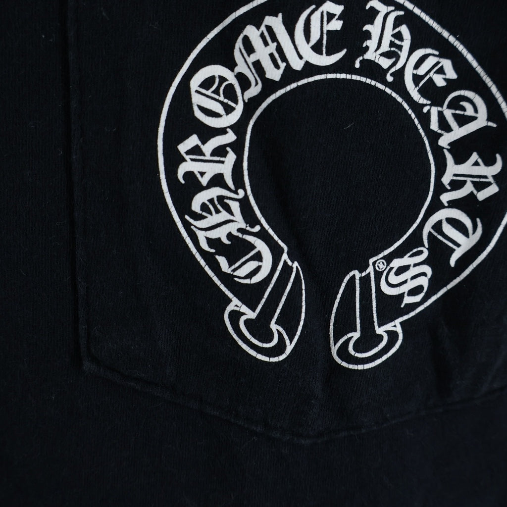 CHROME HEARTS(クロムハーツ) CH PLUS HORSESHOE BACK T-BAR T-SHIRT CHプラス ホースシュー バックTバー プリント クルーネック半袖Tシャツ カットソー ブラック