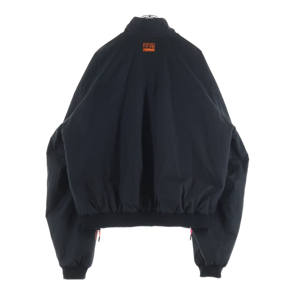 99%is(ナインティナインパーセントイズ) RIPピンバッチ付 フロントプリント コットン ジップアップ ボンバージャケット ブラック