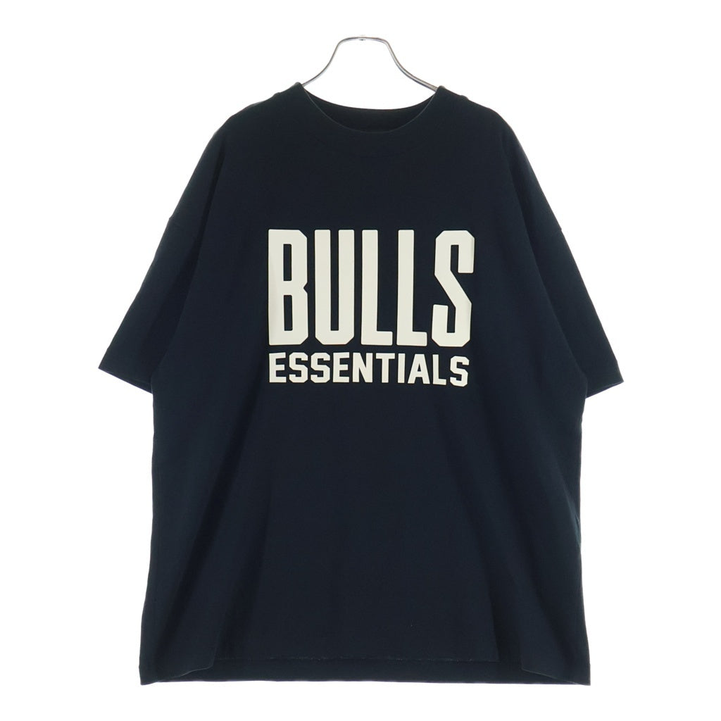 FEAR OF GOD ESSENTIALS(フィアオブゴッド エッセンシャルズ) ×NBA BULLS S/S TEE 半袖 クルーネック Tシャツ カットソー ブラック ‐