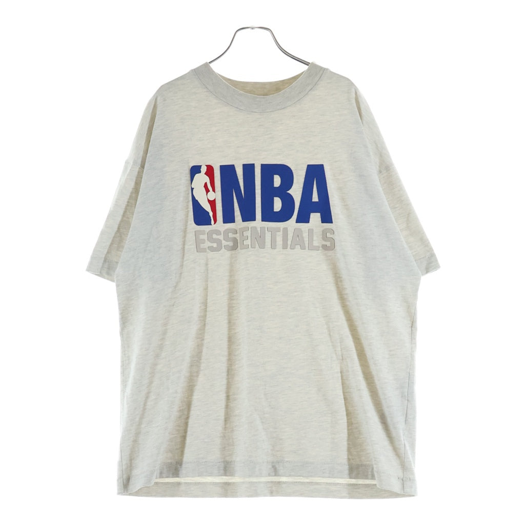 FEAR OF GOD ESSENTIALS(フィアオブゴッド エッセンシャルズ) ×NBA LOGO S/S TEE 半袖 クルーネック Tシャツ カットソー グレー -