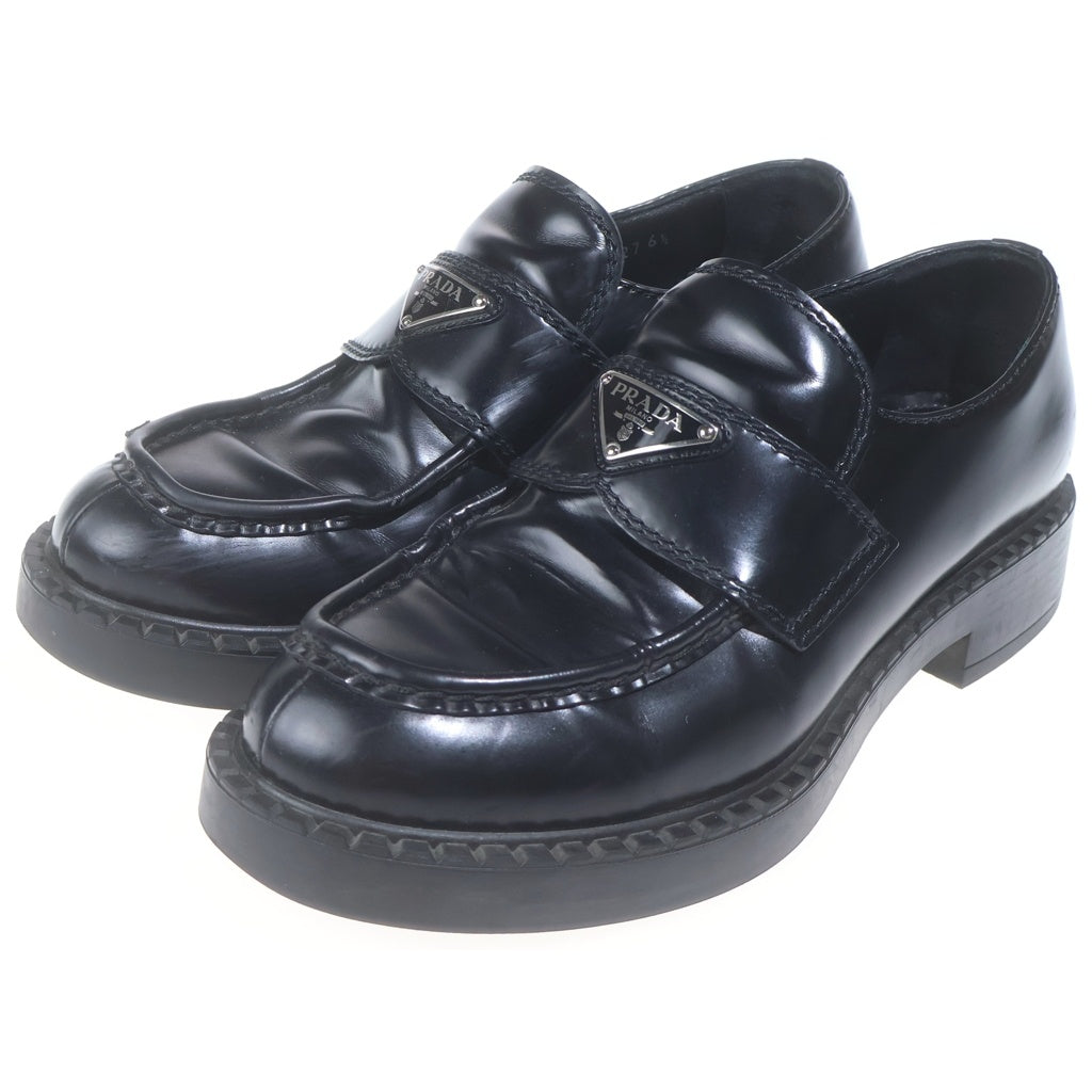 PRADA(プラダ) トライアングルロゴプレート ブラッシュドレザー ローファー ブラック 2DE127