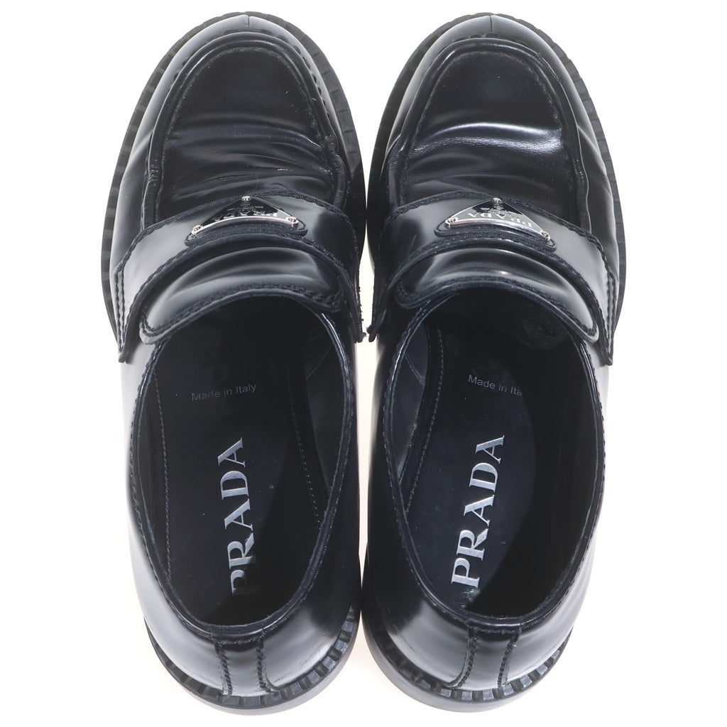 PRADA(プラダ) トライアングルロゴプレート ブラッシュドレザー ローファー ブラック 2DE127