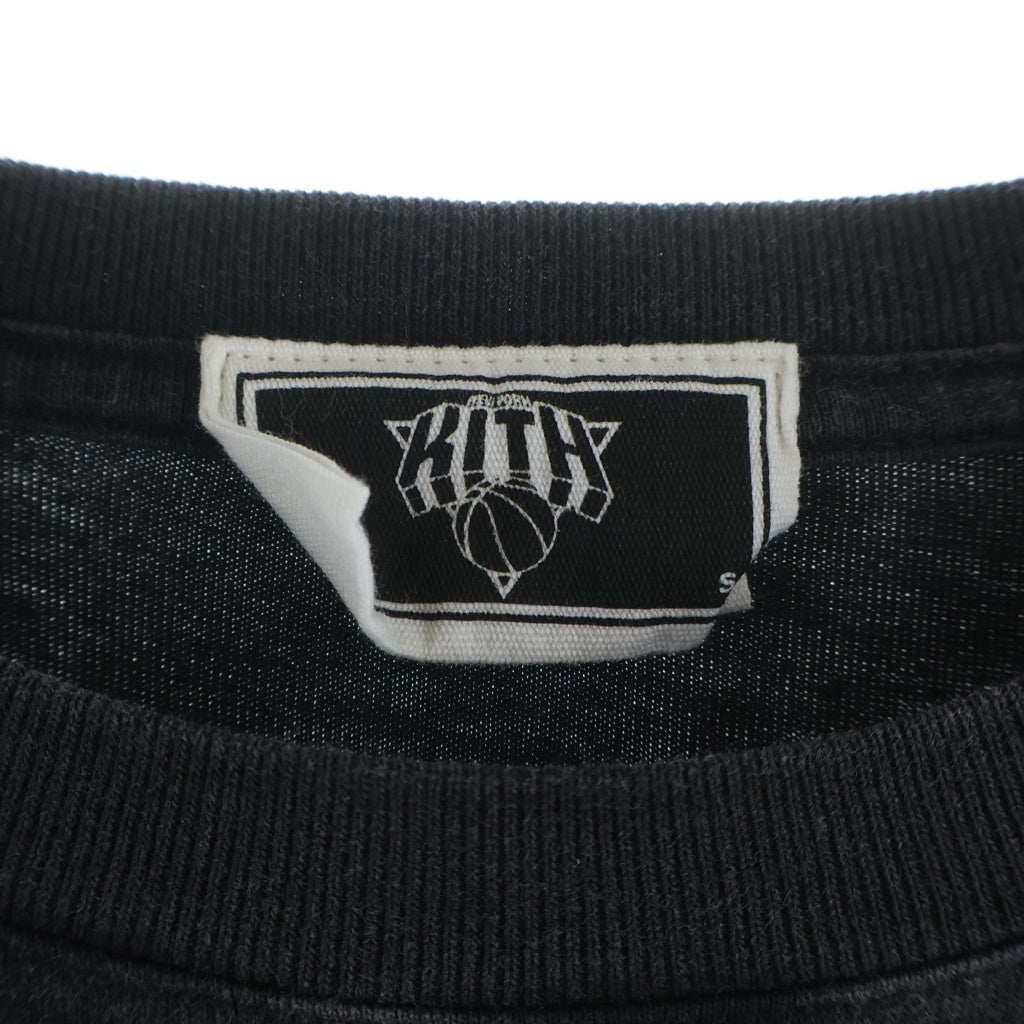 KITH(キス) ×New York Knicks ニューヨックニックス グラフィック フロントプリント クルーネック 半袖Tシャツ ブラック 25-073-060-0087-4-0