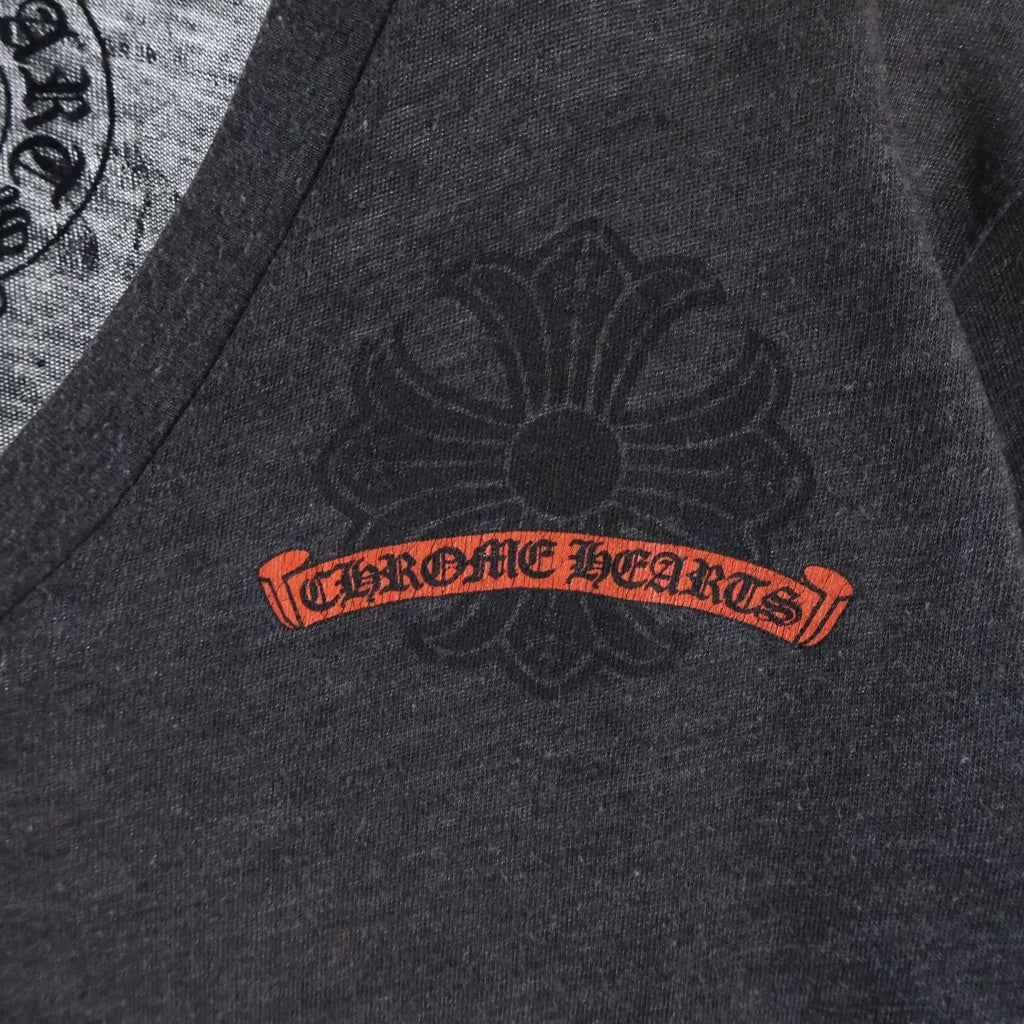 CHROME HEARTS(クロムハーツ) CHプラス バックホースシュープリント Vネック 半袖Tシャツ ショートスリーブカットソー グレー