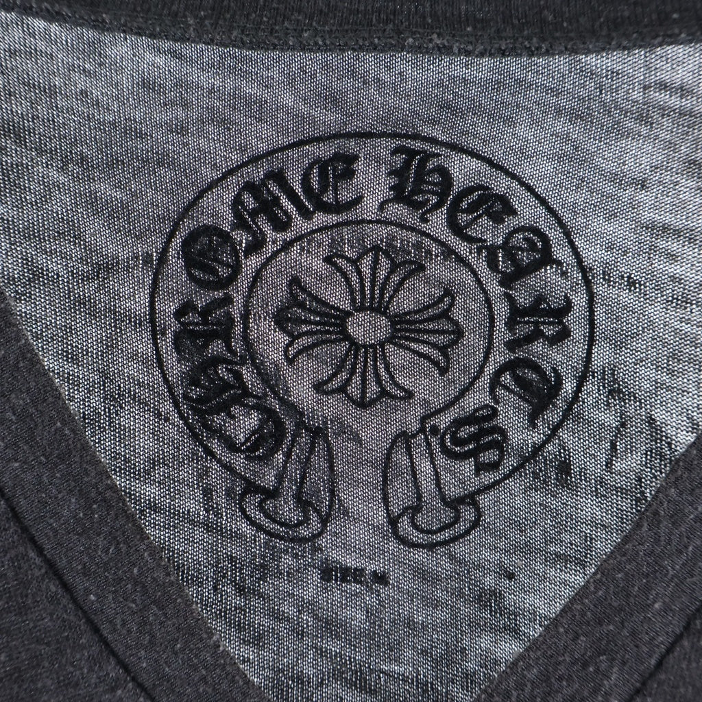 CHROME HEARTS(クロムハーツ) CHプラス バックホースシュープリント Vネック 半袖Tシャツ ショートスリーブカットソー グレー
