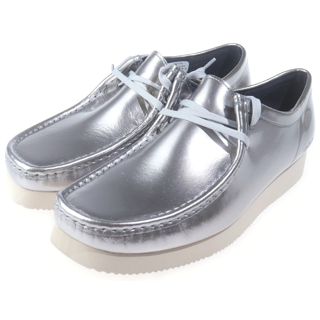 Clarks(クラークス) Wallabee 2604 ワラビー シルバーパテント ローカットシューズ チャーム シルバー 6198203