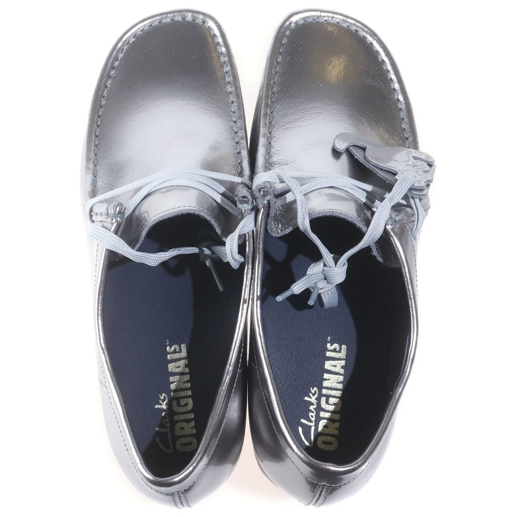 Clarks(クラークス) Wallabee 2604 ワラビー シルバーパテント ローカットシューズ チャーム シルバー 6198203