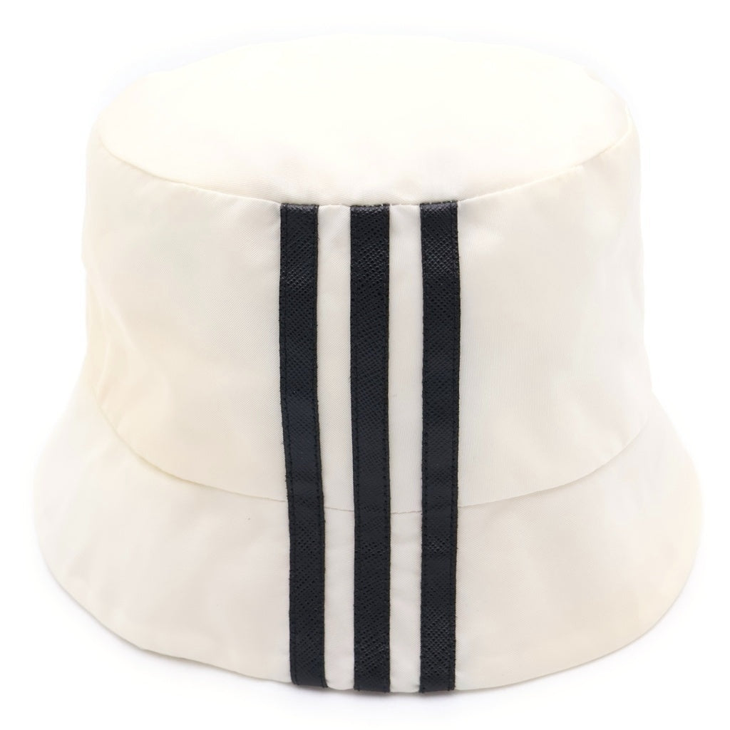 PRADA(プラダ) ×adidas RE-NYLON トライアングルロゴプレート 3ストライプ バケットハット ホワイト 2HC137 1WQ8 レディース