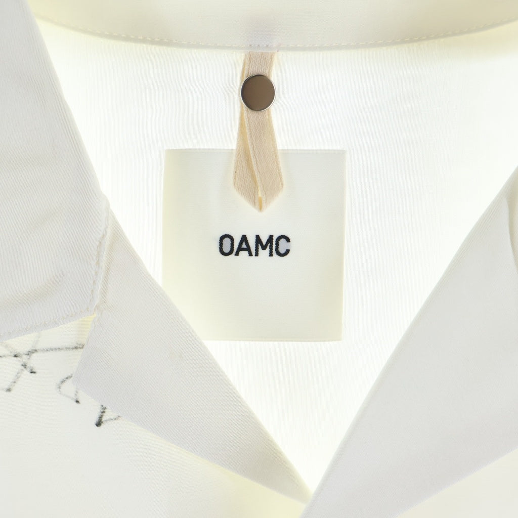 OAMC(オーエーエムシー) 24SS KURT SHIRT フロントペイント加工 半袖シャツ ホワイト 24E28OAU98