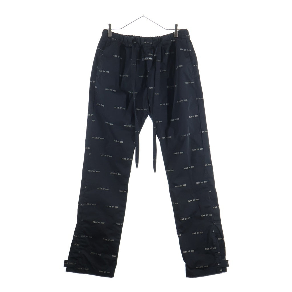 FEAR OF GOD ESSENTIALS(フィアオブゴッド エッセンシャルズ) ロゴ総柄 バックラバーロゴワッペン ナイロン バギーパンツ ブラック