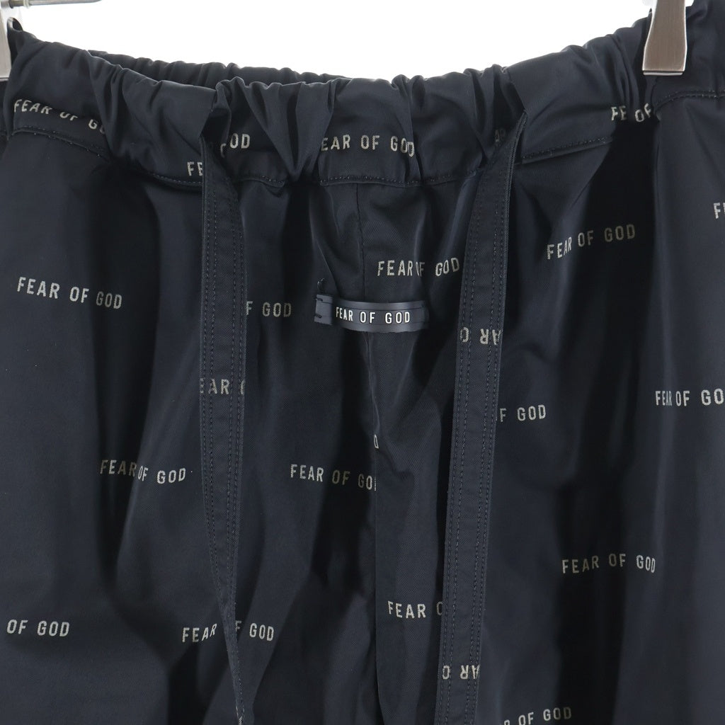 FEAR OF GOD ESSENTIALS(フィアオブゴッド エッセンシャルズ) ロゴ総柄 バックラバーロゴワッペン ナイロン バギーパンツ ブラック