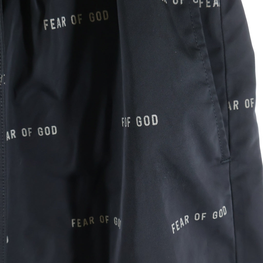 FEAR OF GOD ESSENTIALS(フィアオブゴッド エッセンシャルズ) ロゴ総柄 バックラバーロゴワッペン ナイロン バギーパンツ ブラック