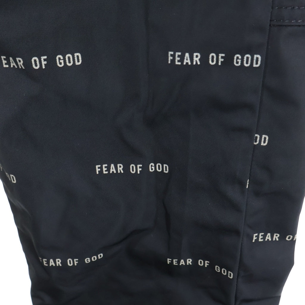 FEAR OF GOD ESSENTIALS(フィアオブゴッド エッセンシャルズ) ロゴ総柄 バックラバーロゴワッペン ナイロン バギーパンツ ブラック
