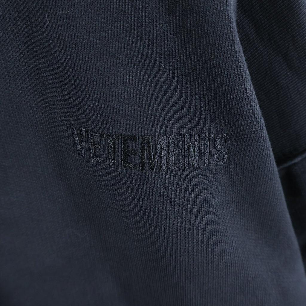 VETEMENTS(ヴェトモン) フロントロゴ刺繍 クルーネック 長袖スウェット ブラック